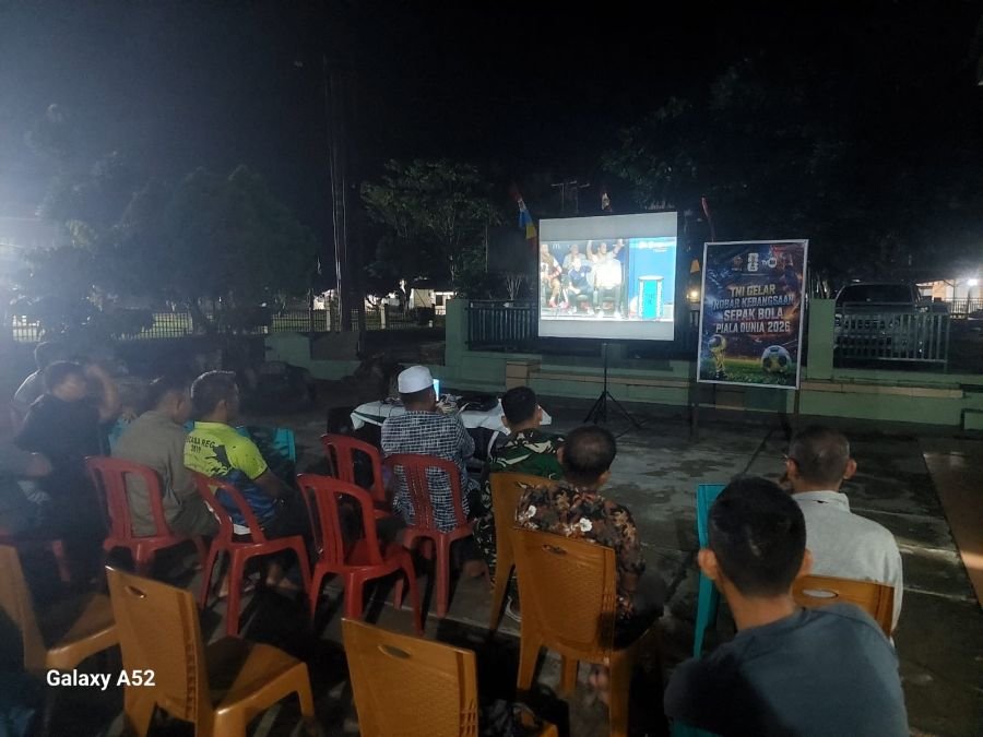 Pererat Kemanunggalan TNI-Rakyat, Anggota Koramil 04/PP Gelar Nobar Piala Dunia 2026 di Makoramil