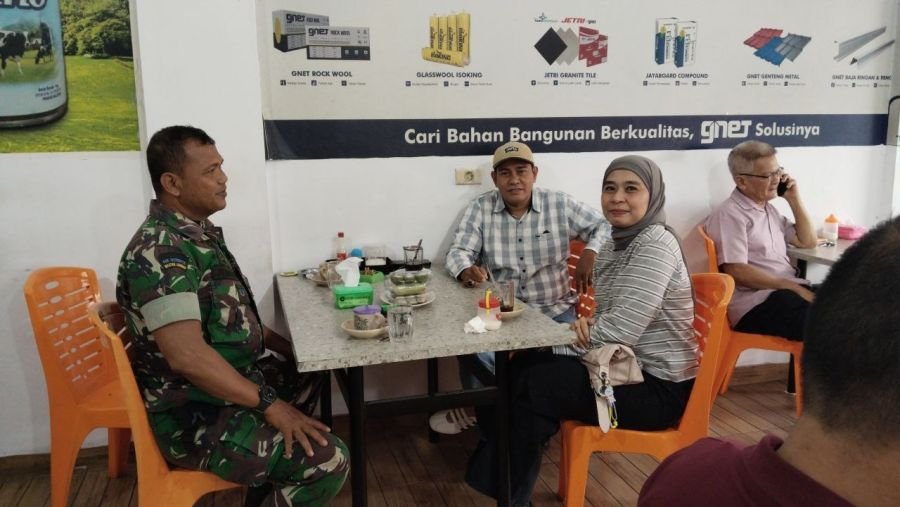 Pererat Kemanunggalan TNI-Rakyat, Babinsa Koramil 03/Senapelan Aktif Komsos Bersama Warga
