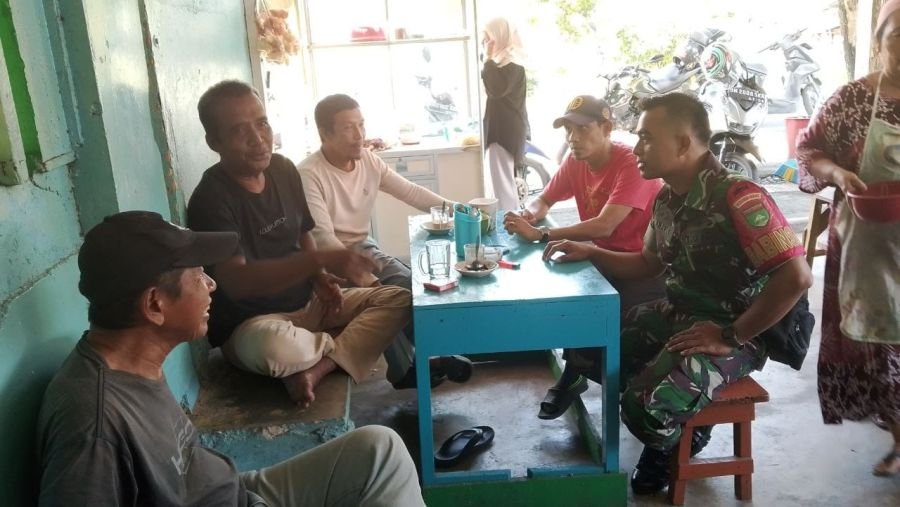 Pererat Kemanunggalan TNI-Rakyat, Babinsa Kampung Bandar Aktif Komsos Bersama Warga