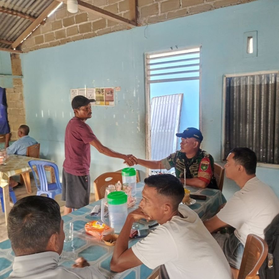 Pererat Kemanunggalan TNI-Rakyat, Babinsa Sertu Noto Priyo Laksanakan Komsos di Batang Peranap
