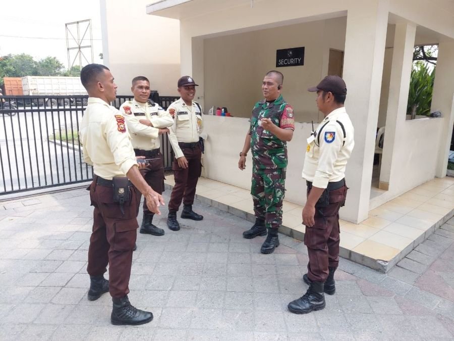 Pererat Kemitraan, Babinsa Air Hitam Sambangi Petugas Keamanan SMA Dharma Yudha