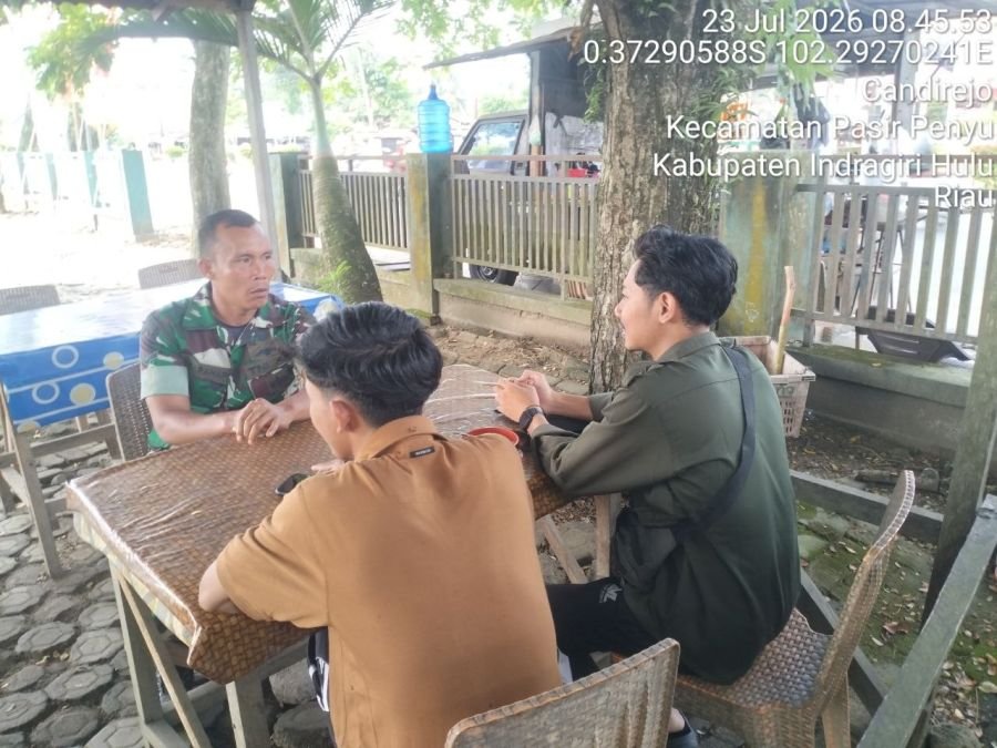 Pererat Kemitraan, Babinsa Koramil 04/PP Ajak Pemuda Pasir Penyu Hindari Narkoba dan Perilaku Melang