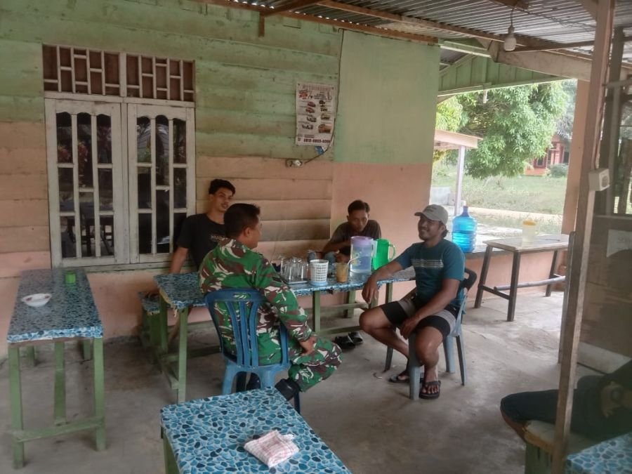 Pererat Silahturahmi, Babinsa Komsos dengan Warga di Warung Kopi* 