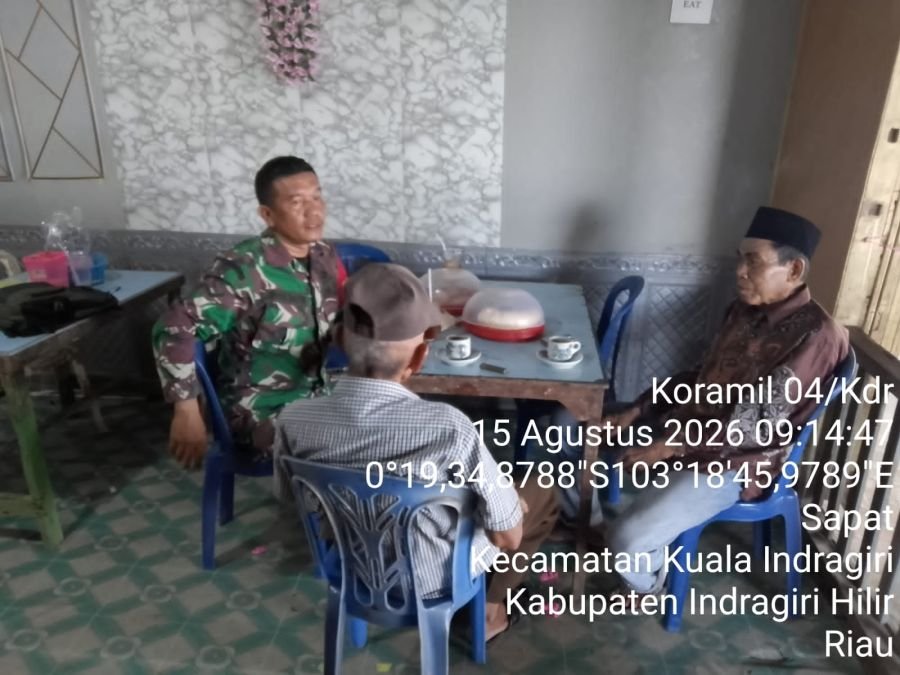 Pererat Silaturahmi, Babinsa 04/Kuindra Lakukan Pengawasan SDM Bersama Tokoh Masyarakat Sapat