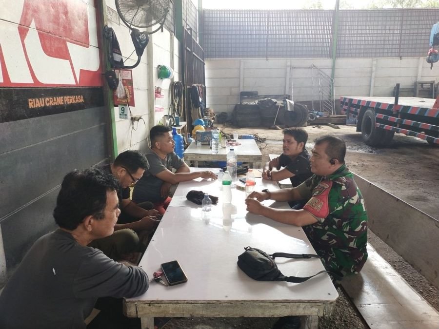 Pererat Silaturahmi, Babinsa Air Hitam Komsos Bersama Pekerja PT Riau Crane Perkasa