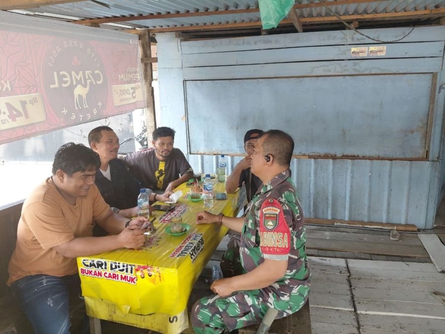 Pererat Silaturahmi, Babinsa Air Hitam Serka Jamil Candra Gelar Komsos Bersama Warga