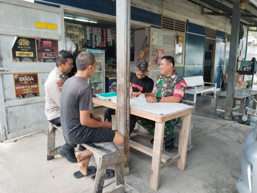 Pererat Silaturahmi, Babinsa dan Bhabinkamtibmas Ajak Warga Umban Sari Jaga Kerukunan