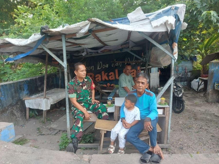 Pererat Silaturahmi, Babinsa Kampung Dalam Sertu Ardiman Aktif Komsos Bersama Warga