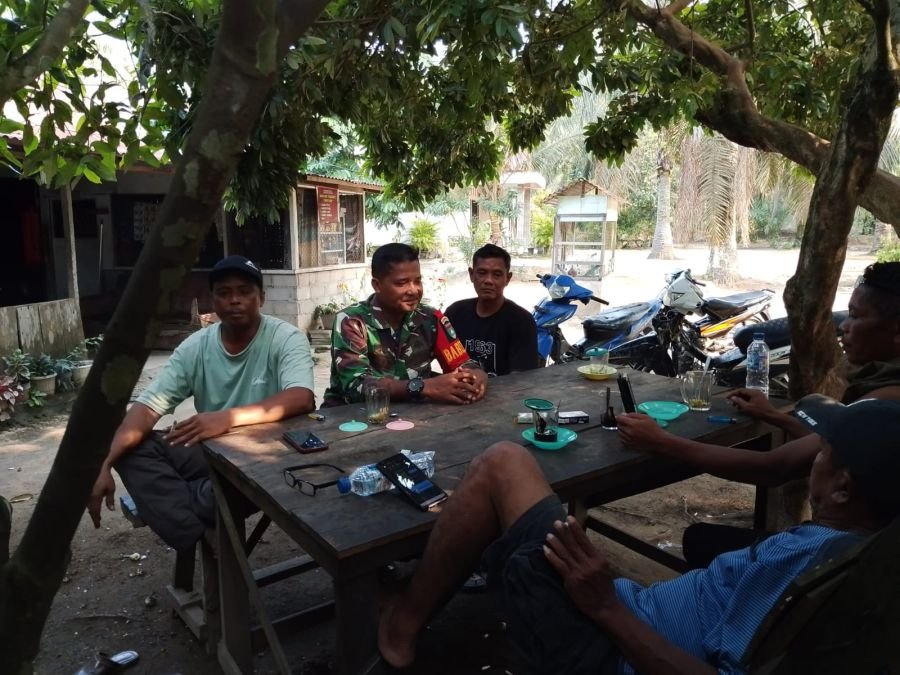 *Pererat Silaturahmi, Babinsa Komsos dengan Warga di Warung Kopi