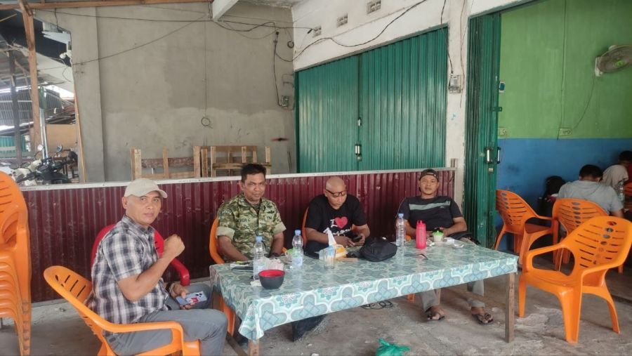 Pererat Silaturahmi, Babinsa Komsos dengan Warga di Warung Kopi