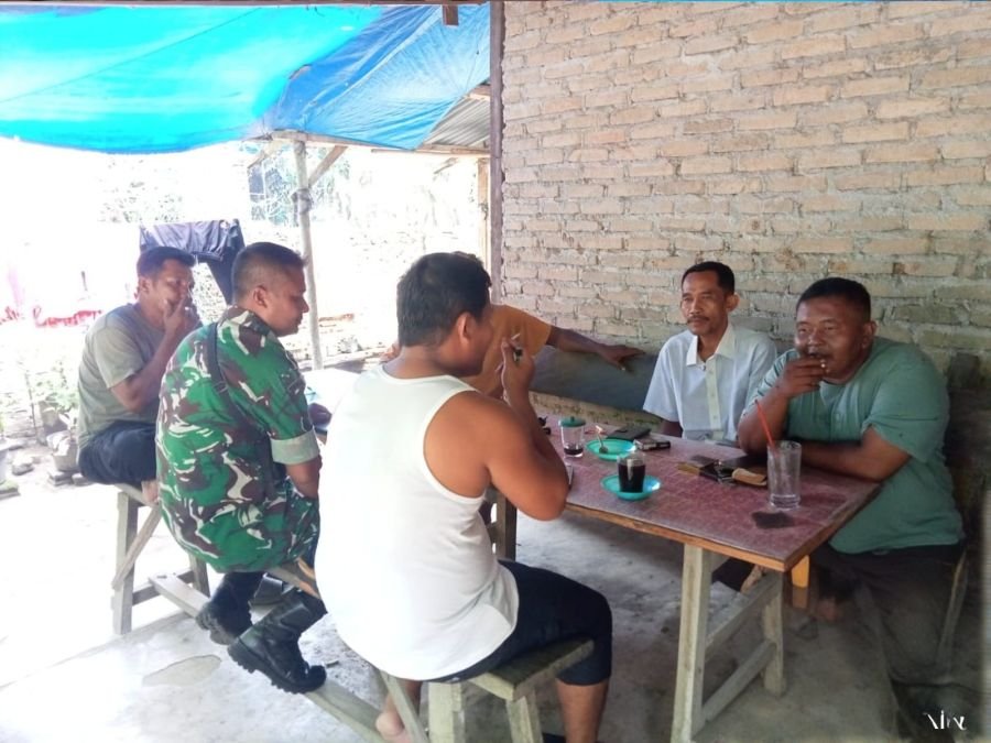 Ngopi Bareng Warga Mahato, Babinsa TBS Perkuat Keamanan Lingkungan