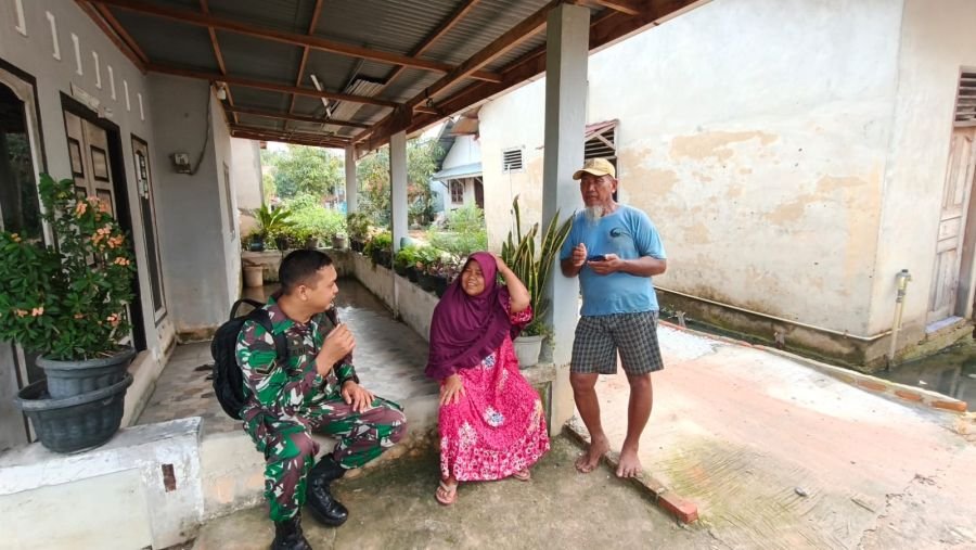 Pererat Silaturahmi, Babinsa Koramil 02/Kota Komsos Bersama Ketua RT 02 Simpang Empat