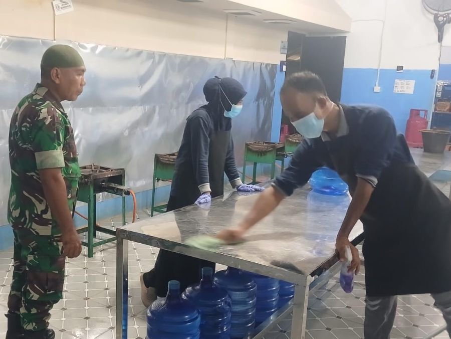 Pererat Silaturahmi, Babinsa Koramil 01/Bkn Gelar Komsos Bersama Karyawan Dapur MBG di Desa Pulau Ja
