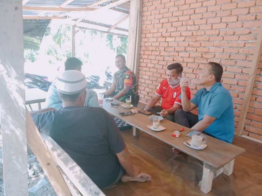 Pererat Silaturahmi, Babinsa Koramil 12/XIII Koto Kampar Laksanakan Komsos di Wilayah Binaan