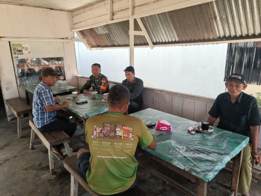 Pererat Silaturahmi, Babinsa Koramil 05/RM Laksanakan Komsos di Kampung Pancasila Bangko Lestari