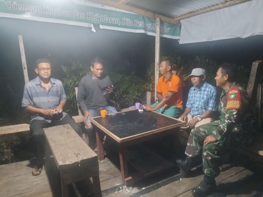 Pererat Silaturahmi, Babinsa Koramil 01/Bangko Sambangi Warga di Pos Kamling Bagan Punak Meranti