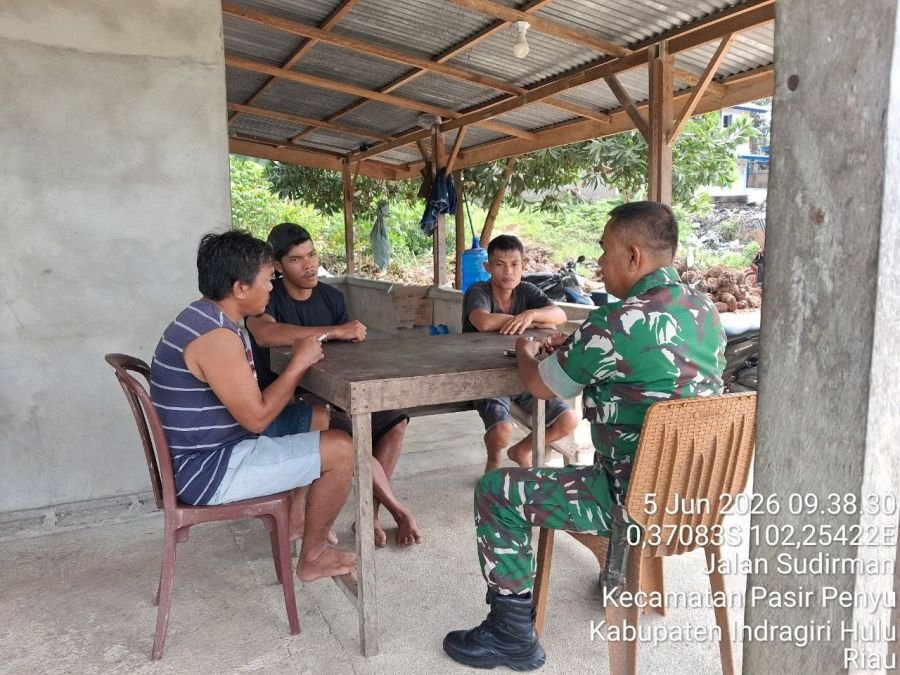 Pererat Silaturahmi, Babinsa Koramil 04/PP Laksanakan Komsos di Desa Batu Gajah