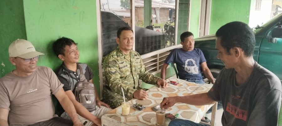 Lewat Dialog di Warung Kopi, Babinsa Peranap Ajak Warga Jaga Kamtibmas