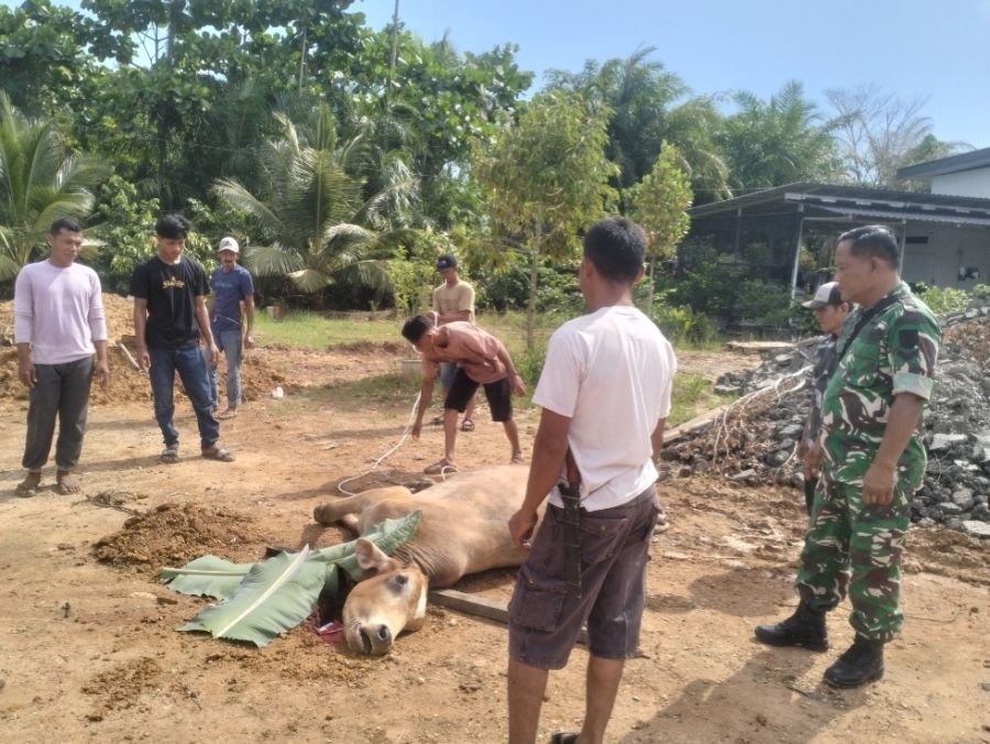 Pererat Silaturahmi, Babinsa Koramil 01/Bangko Gotong Royong Bareng Warga