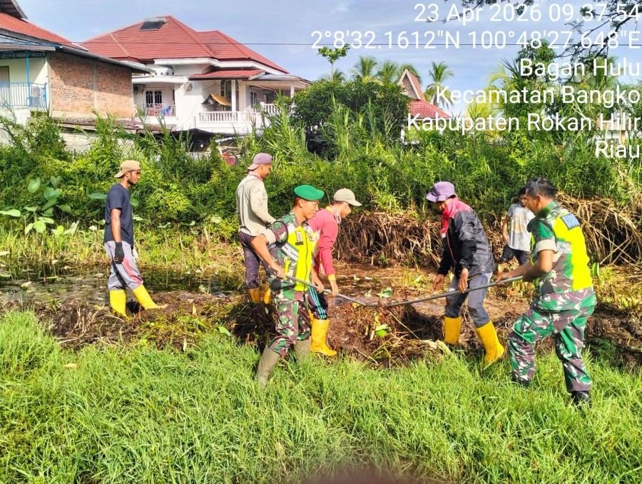 Pererat Silaturahmi, Babinsa Koramil 01/Bangko Gelar Gotong Royong dan Sosialisasi Kampung Pancasila