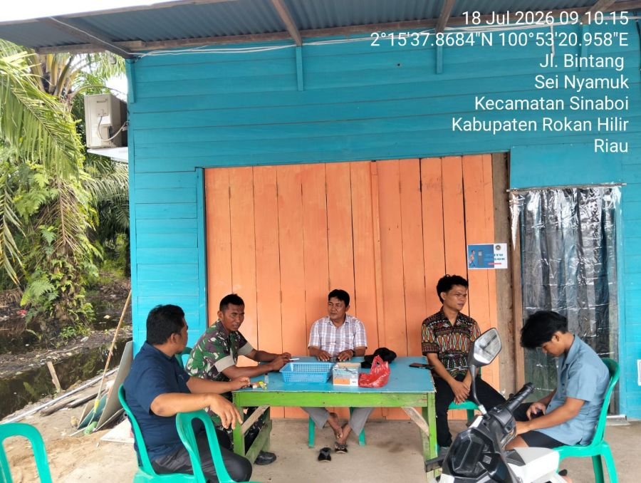 Pererat Silaturahmi, Babinsa Koramil 01/Bangko Gelar Komsos Bersama Ketua RT dan Warga Sei Nyamuk