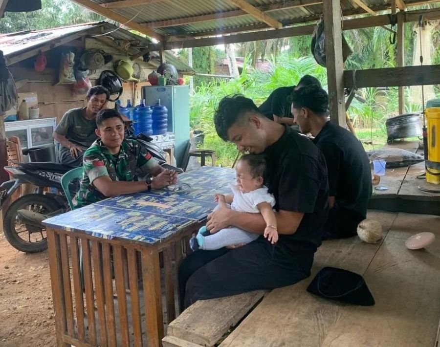 Pererat Silaturahmi, Babinsa Koramil 08/KM Gelar Komsos Bersama Warga