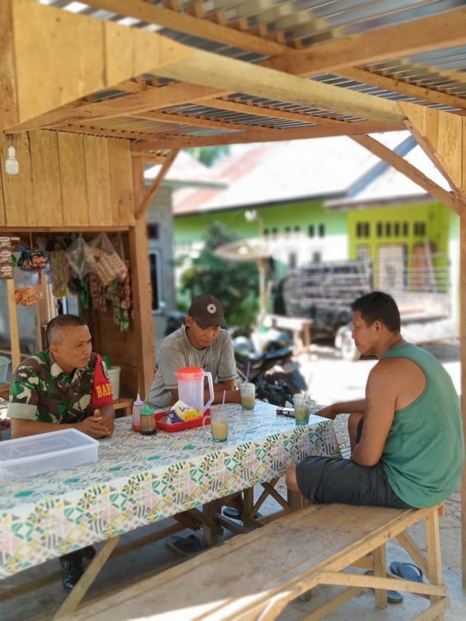 Pererat Silaturahmi, Babinsa Koramil Peranap Gelar Komsos di Warung Desa Selunak