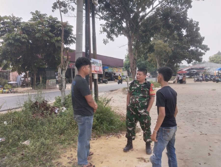 Pererat Silaturahmi, Babinsa Koramil 08/Rumbai Barat Komsos Bersama Warga RW 01
