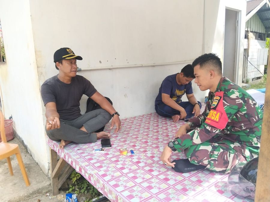 Pererat Silaturahmi, Babinsa Koramil 11/Tbs Komsos Dengan Warga Desa Binaan