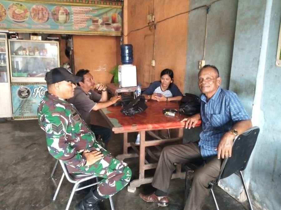 Pererat Silaturahmi, Babinsa Koramil 08/Tandun Gelar Komsos Sekaligus Sosialisasikan Pendaftaran TNI