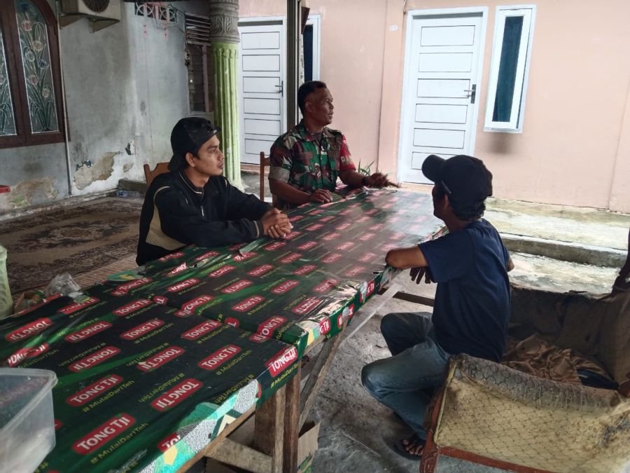 Pererat Silaturahmi, Babinsa Sri Meranti Ajak Warga Bersama Jaga Keamanan Lingkungan