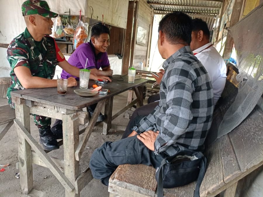 Pererat Silaturahmi, Babinsa Umban Sari Aktif Jalin Komsos Bersama Warga