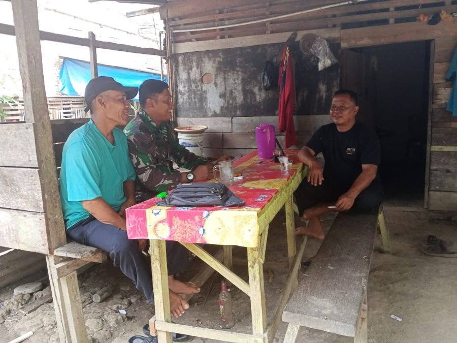 Pererat Silaturahmi dengan Masyarakat, Babinsa Koramil 03/SS Laksanakan Komsos di Lubuk Gaung