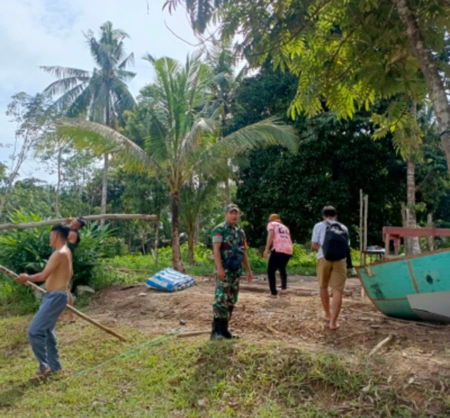 Pererat Silaturahmi dengan Warga, Babinsa Koramil 01/Ranai Aktif Bangun Komunikasi di Desa Sebadai U