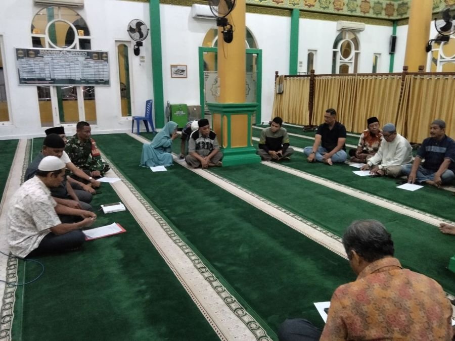 Pererat Silaturahmi dengan Warga, Babinsa Koramil 05/Sail Hadir Lewat Komsos Humanis