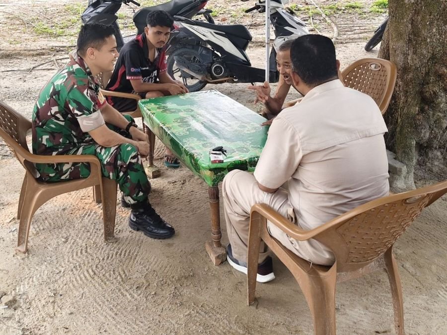 Pererat Silaturahmi dengan Warga, Babinsa Kodim 0301/Pekanbaru Gelar Komsos di Lembah Damai