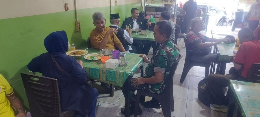 Pererat Silaturahmi dengan Warga, Babinsa Kampung Dalam Gelar Komsos di Wilayah Binaan