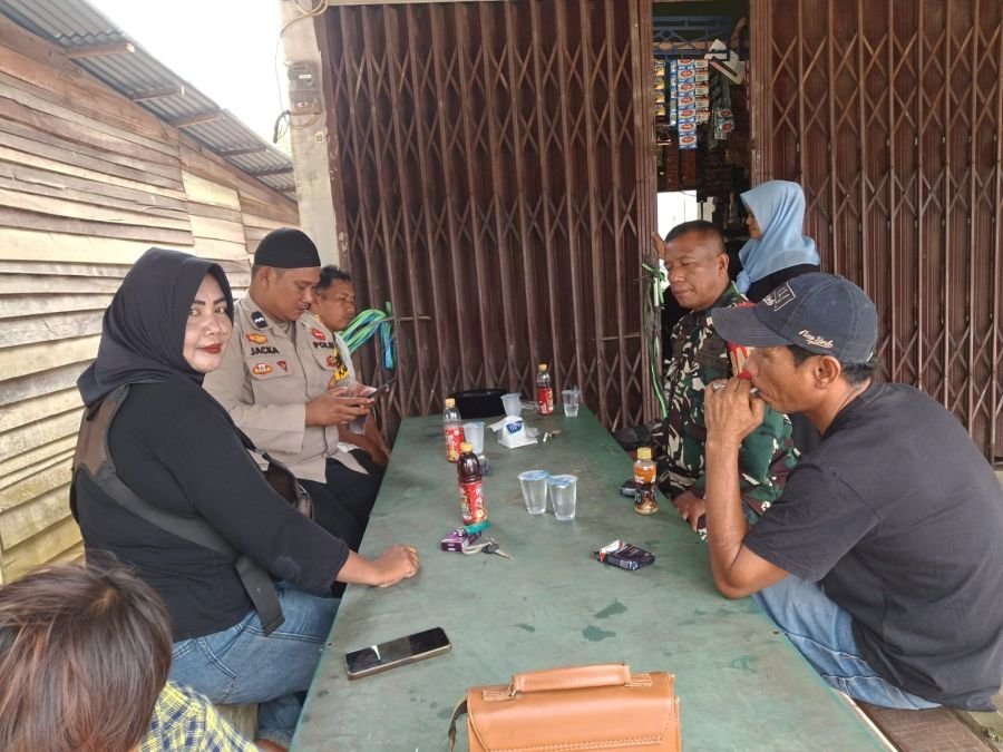 Pererat Silaturahmi dengan Warga, Babinsa Tuah Negeri Ajak Tokoh Pemuda Bersama Jaga Kondusivitas