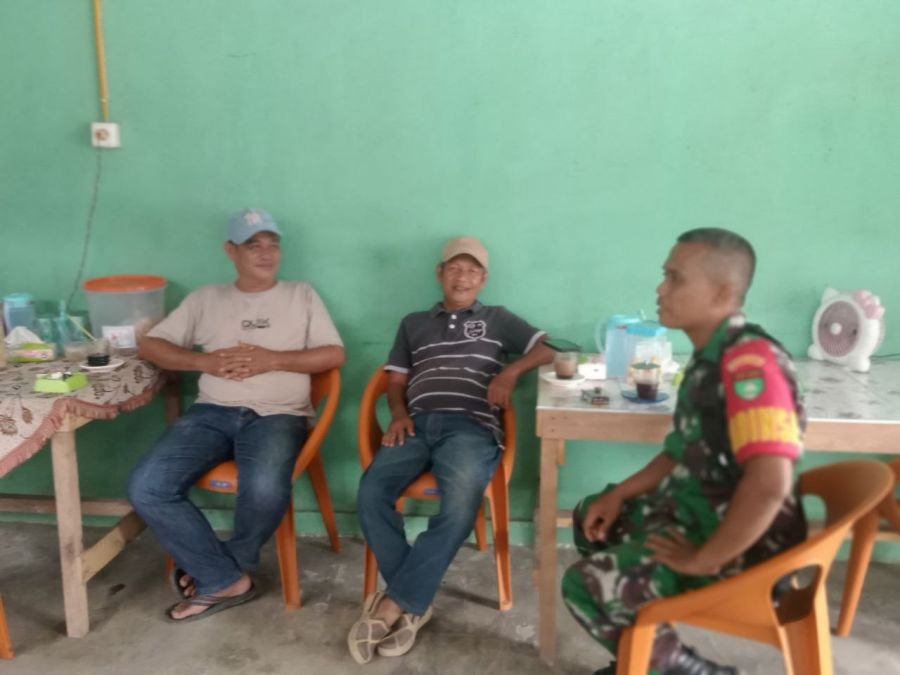 Pererat Silaturahmi dengan Warga, Babinsa Koramil 05 Peranap Gelar Komsos di Desa Selunak