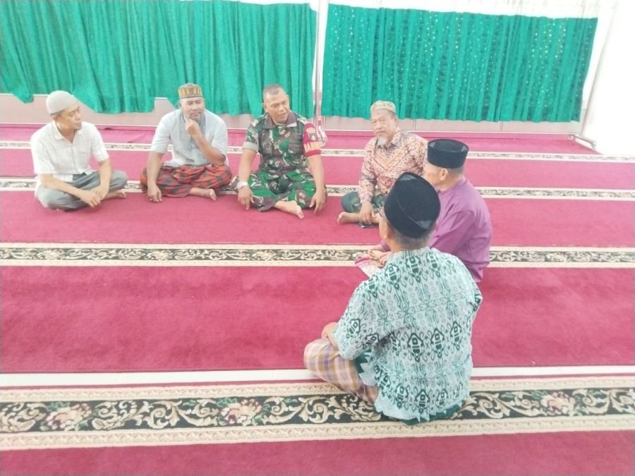 Pererat Silaturahmi dengan Warga, Babinsa Tampan Gelar Komsos di Masjid Muthmainnah