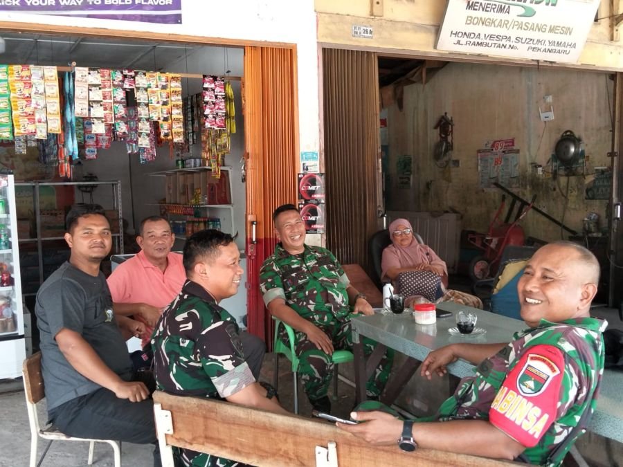 Pererat Silaturahmi dengan Warga, Danramil 02/Kota dan Babinsa Gelar Komsos di Kedai Kopi