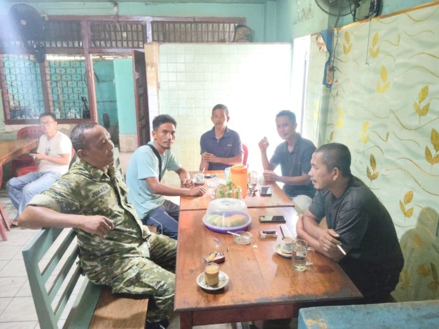 Pererat Silaturahmi dengan Warga, Sertu Juanda Laksanakan Komsos di Warung Kopi