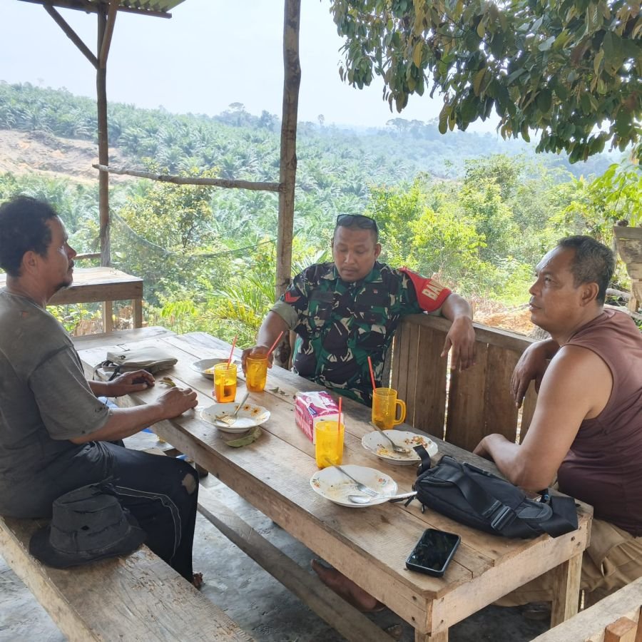 PERERAT SILATURAHMI LEWAT KEGIATAN KOMUNIKASI SOSIAL BABINSA KORAMIL 12/XIII KOTO KAMPAR KODIM 0313/