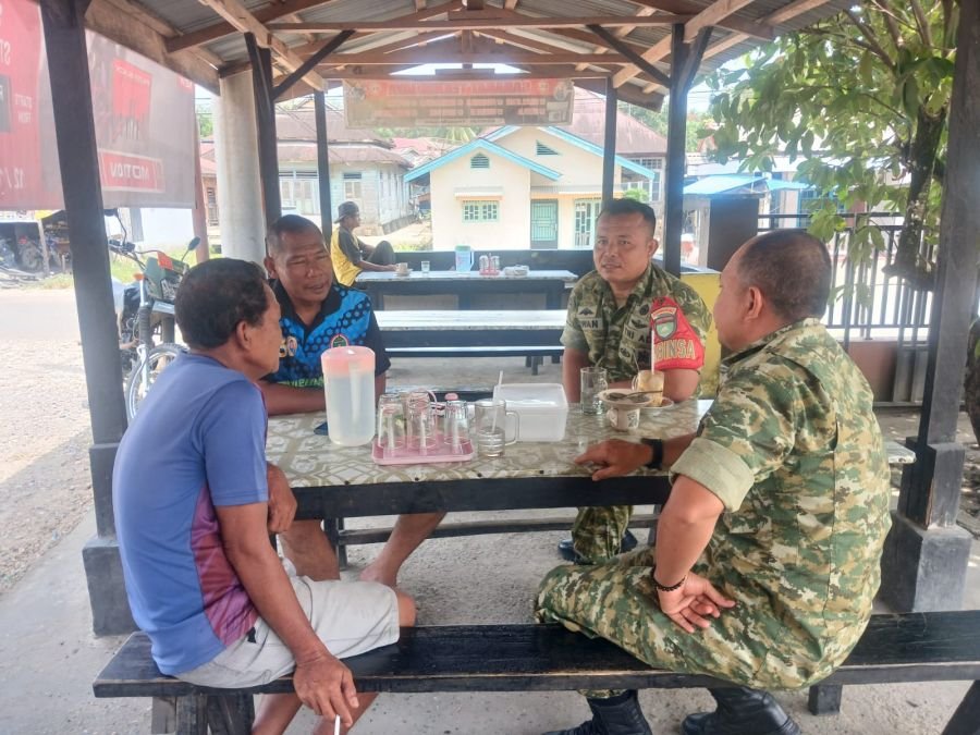 Pererat Silaturahmi, Serka Efison dan Koptu Irwan Ngobrol Santai Bersama Warga Desa Kampung Baru