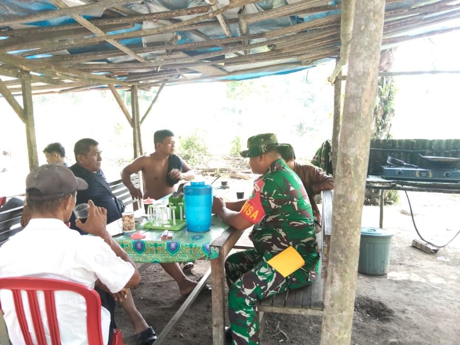 Pererat Silaturahmi, Serka Hendra Arena Babinsa Koramil 01/Bangkinang Gelar Komsos Bersama Warga Kam