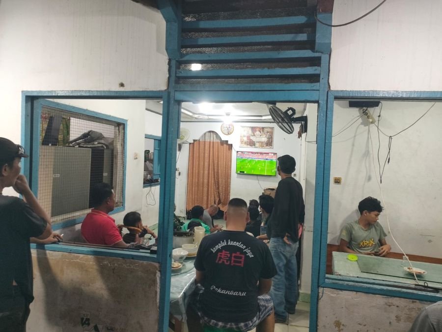 Pererat Silaturahmi, Sertu M. Isak Nobar Laga Prancis vs Maroko Bersama Warga Tanjung Rhu