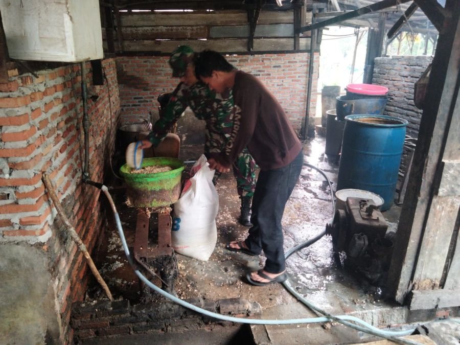 Pererat Sinergi, Babinsa Koramil 05/Rimba Melintang Turun Tangan Bantu UMKM di Bangko Lestari
ROHIL 