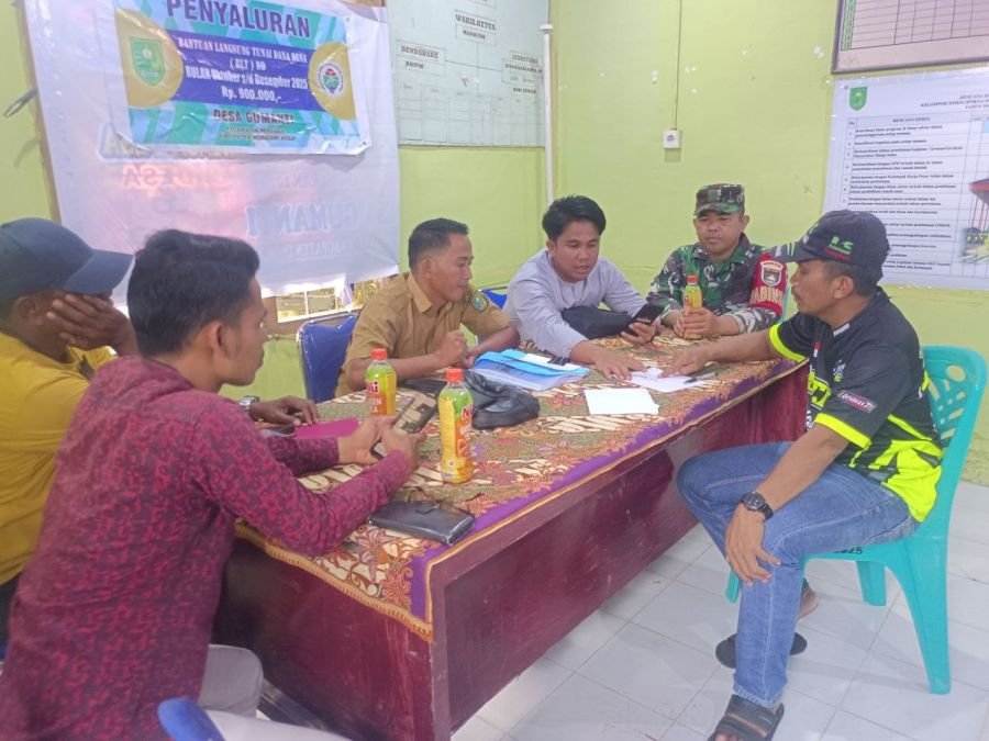 Pererat Sinergi, Babinsa Koramil 05/Peranap Komsos Bersama Kades dan Perangkat Desa Gumanti

 