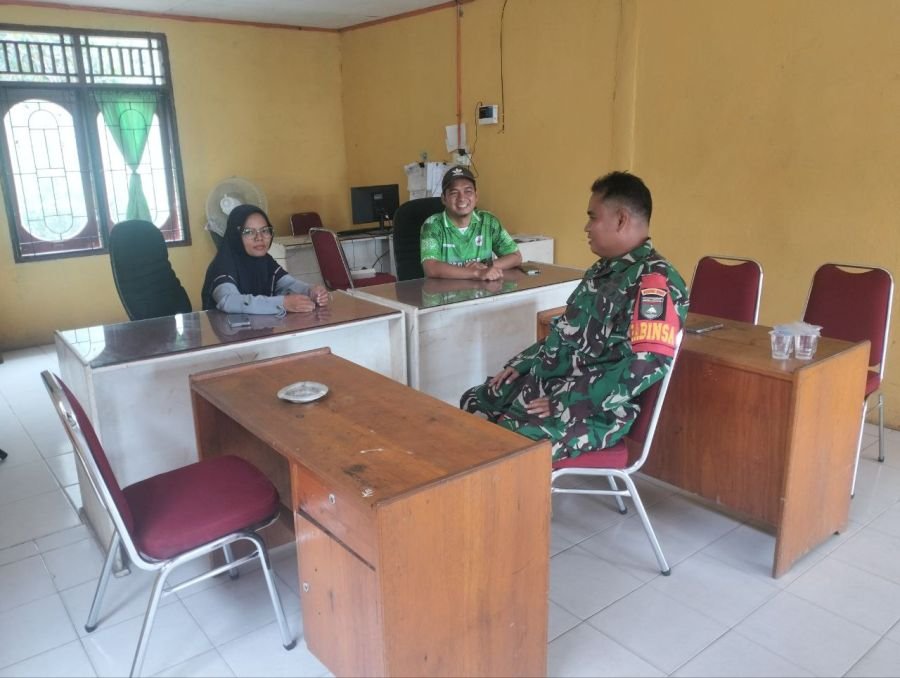 Pererat Sinergi, Babinsa Koramil Peranap Gelar Komsos Bersama Perangkat Desa Pandan Wangi