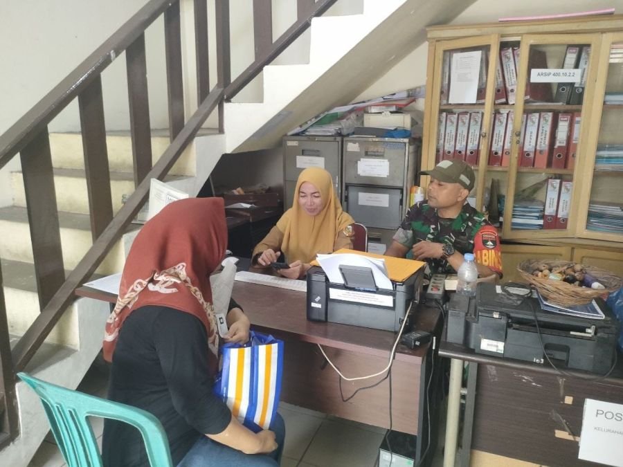 Pererat Sinergi dengan Aparat Kelurahan, Babinsa Padang Terubuk Gelar Komsos Bersama Warga